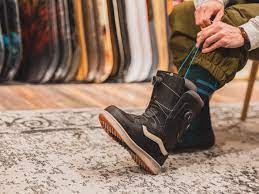Snowboard-Boots anprobieren