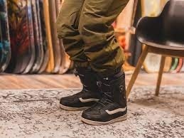 Wie man Snowboardschuhe anpasst? 