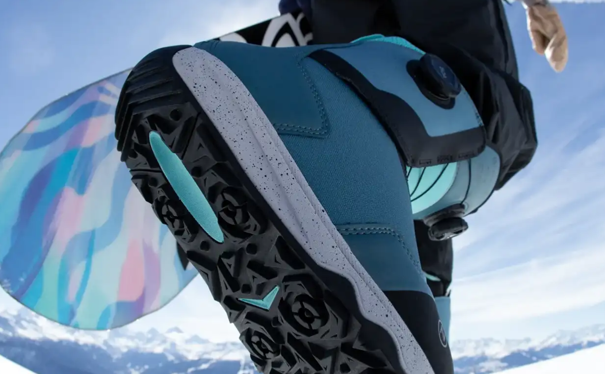 Nidecker Women's Rift Aqua BlueSnowboard specialist from Sideways speaking