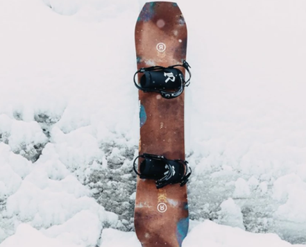 Ride TwinpigSnowboardspecialist fra Sideways siger.