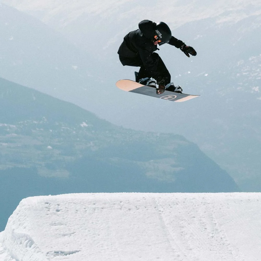 d&iacute;tě na snowboardu